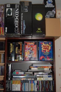 Armoire B : boîte de consoles Neo Geo, Megadrive et XBOX et jeux PC/MVS/Saturn